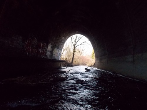 jeden z tuneli pod nasypem kolejowym